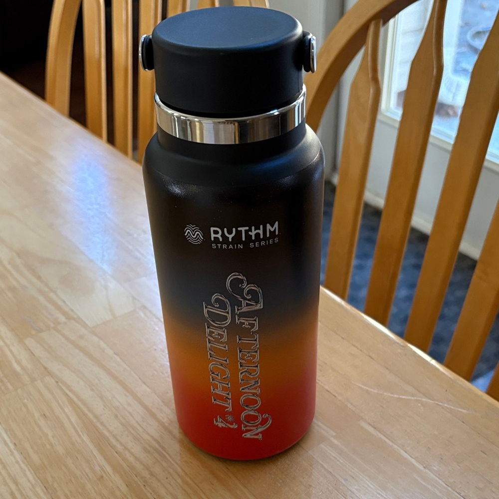 Rhythm. Gradient Water Bottle - Black and Red
